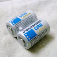 松下CR2 锂电池(3V)，请认谁是CR2，比CR123A个头小！