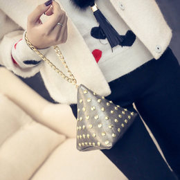 韩国秋冬新款女士三角形小包包手提包珍珠手拿包女包手拎 粽子包